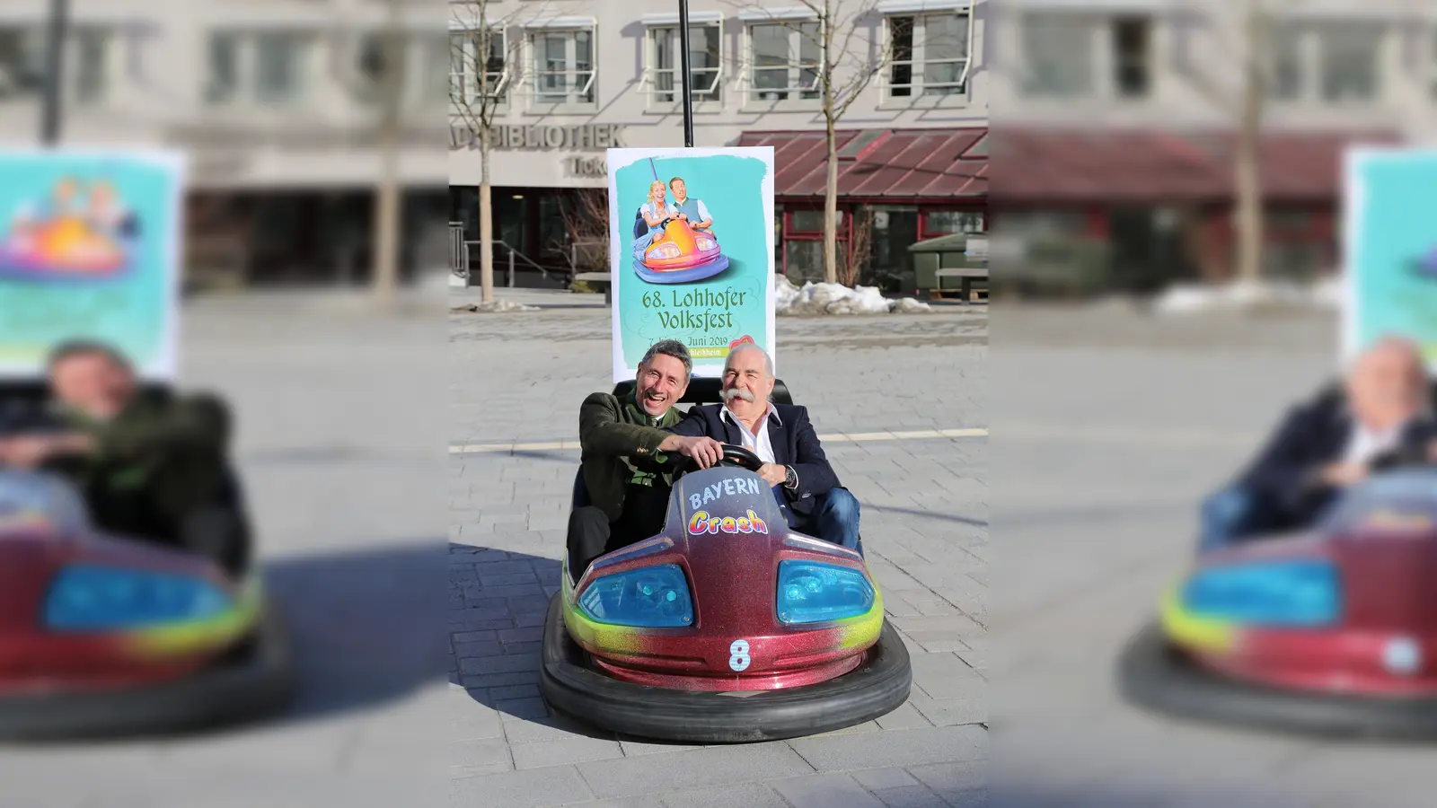 Sichtlich Spaß hatten Alfons Kiefer (rechts) und 1. BGM C. Böck (links) bei der Präsentation des neuen Plakates zum 68. Lohhofer Volksfest. (Foto: VA)