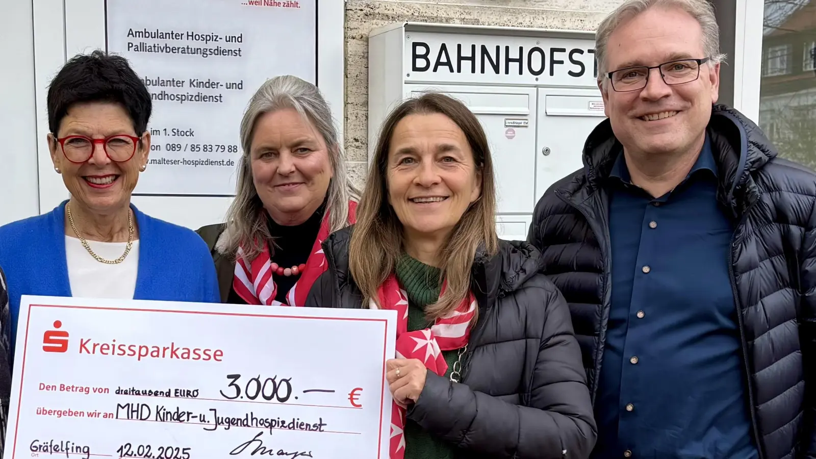 Angela Wimmer und Sonja Mayer vom BVGL, Stephanie Froehlich und Yvonne Bär vom Hospizdienst und BVGL-Vorsitzender Olaf Grohmann (v.l.) bei der Scheckübergabe. (Foto: Ulrike Seiffert)