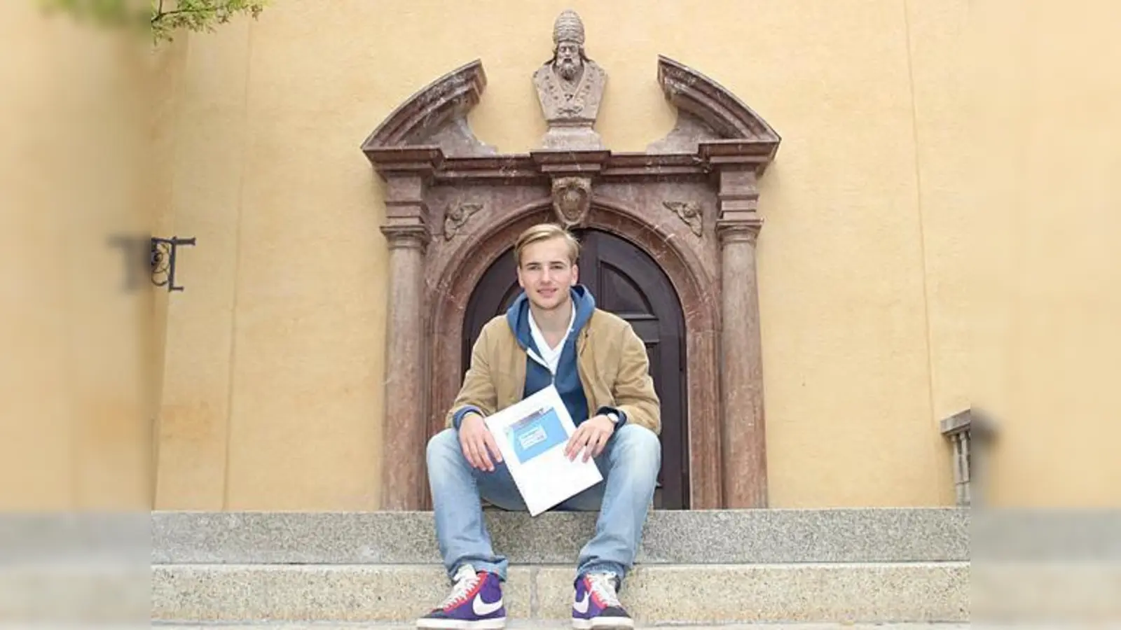 Abiturient Julian Leberzammer hat für seine Seminararbeit über Schwabing den ersten Preis der Bürgerstiftung München bekommen.  (Foto: scy)