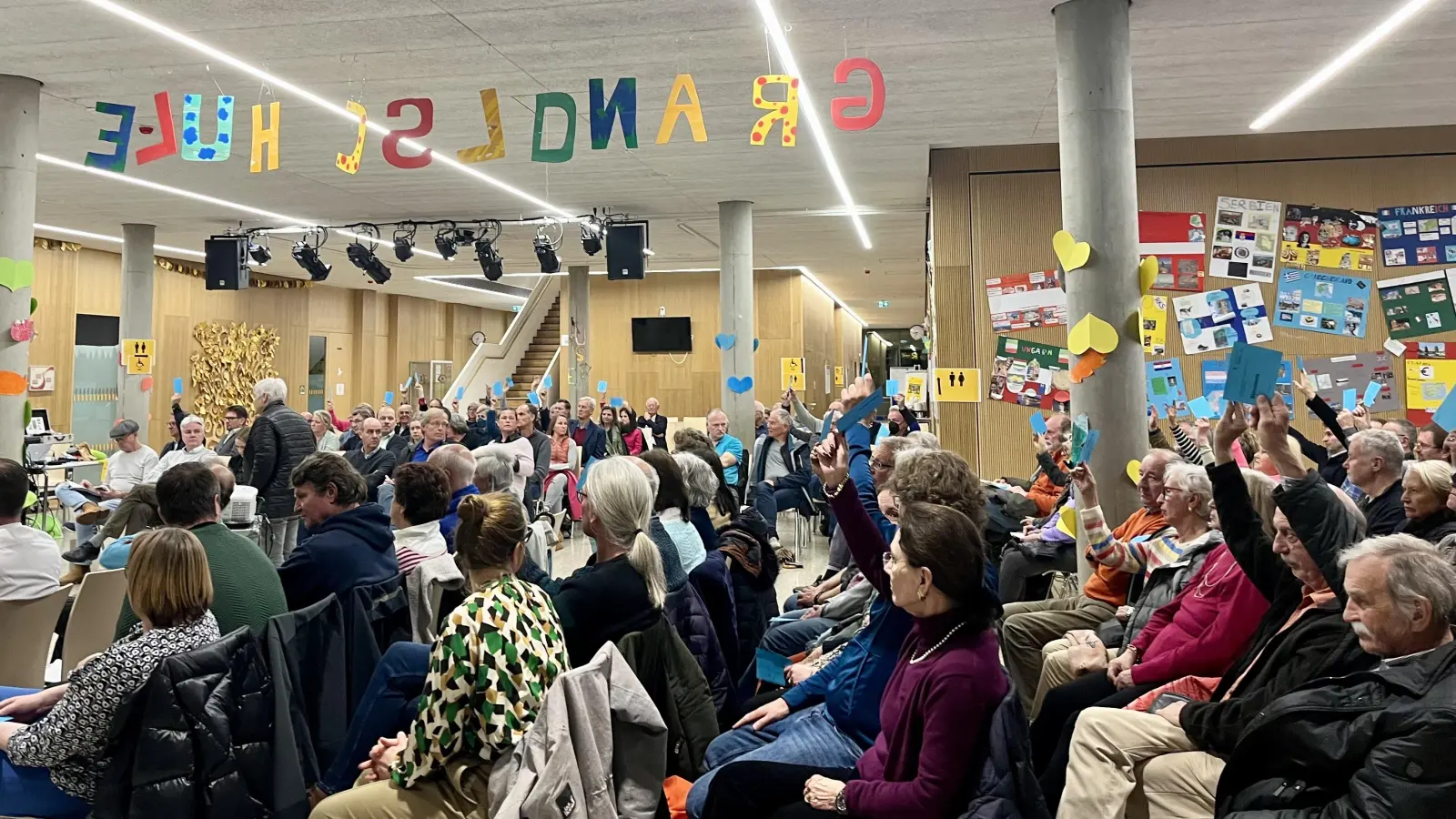 Super voll, super lang: Mit knapp 300 Bürgern war die Obermenzinger Versammlung sehr gut besucht. Es gab auch viel zu tun: 40 Anträge und Anfragen wurden gestellt. (Foto: Ulrike Seiffert)