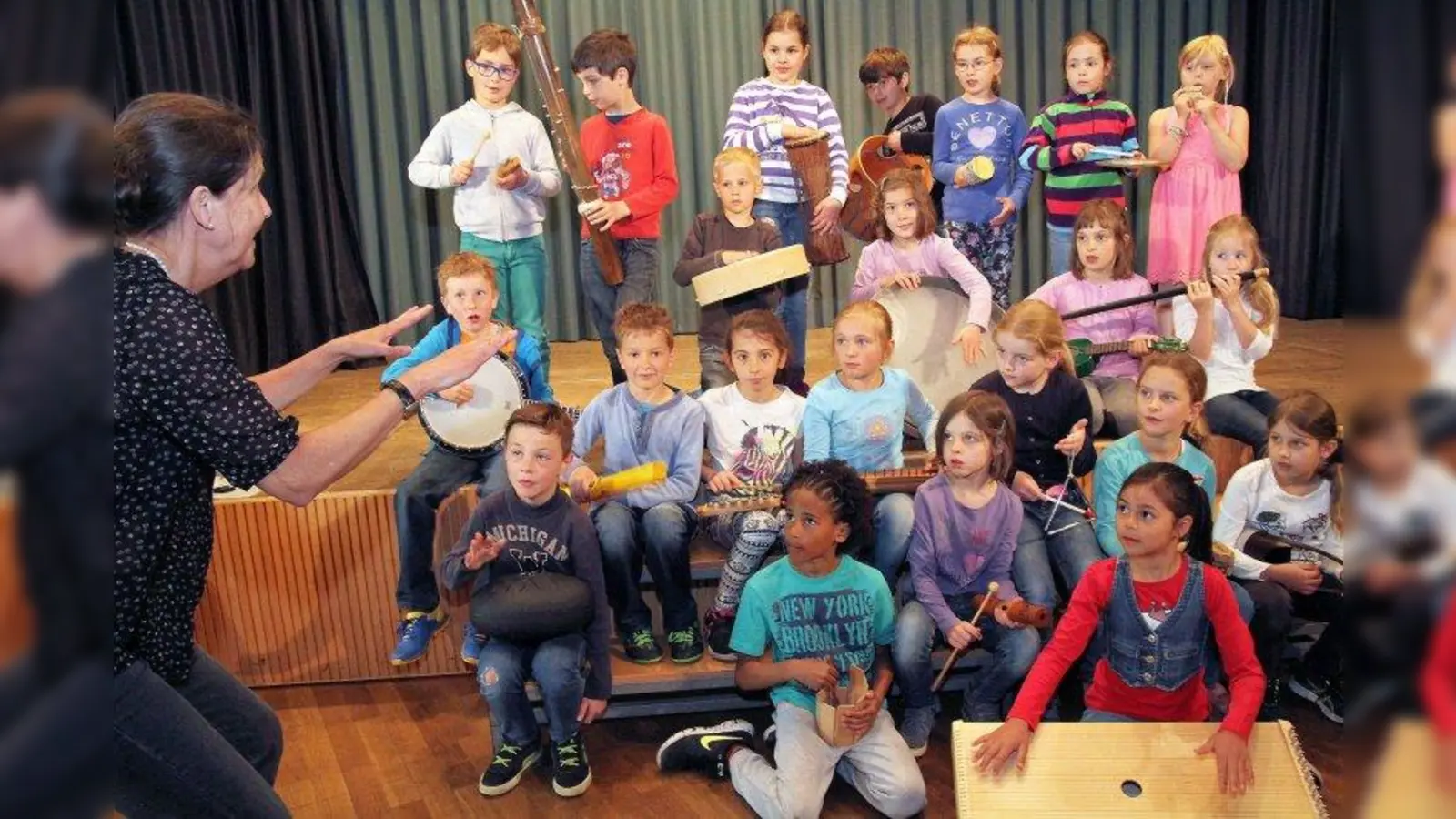 Musiktherapeutin und Psychologin Frauke Schwaiblmair (l.) hat die Aktionen zum Tag gegen Lärm vor 15 Jahren initiiert und gestaltet sie seither maßgeblich mit Workshopbs für Kinder und Erwachsene. (Foto: Gemeinde Gräfelfing)