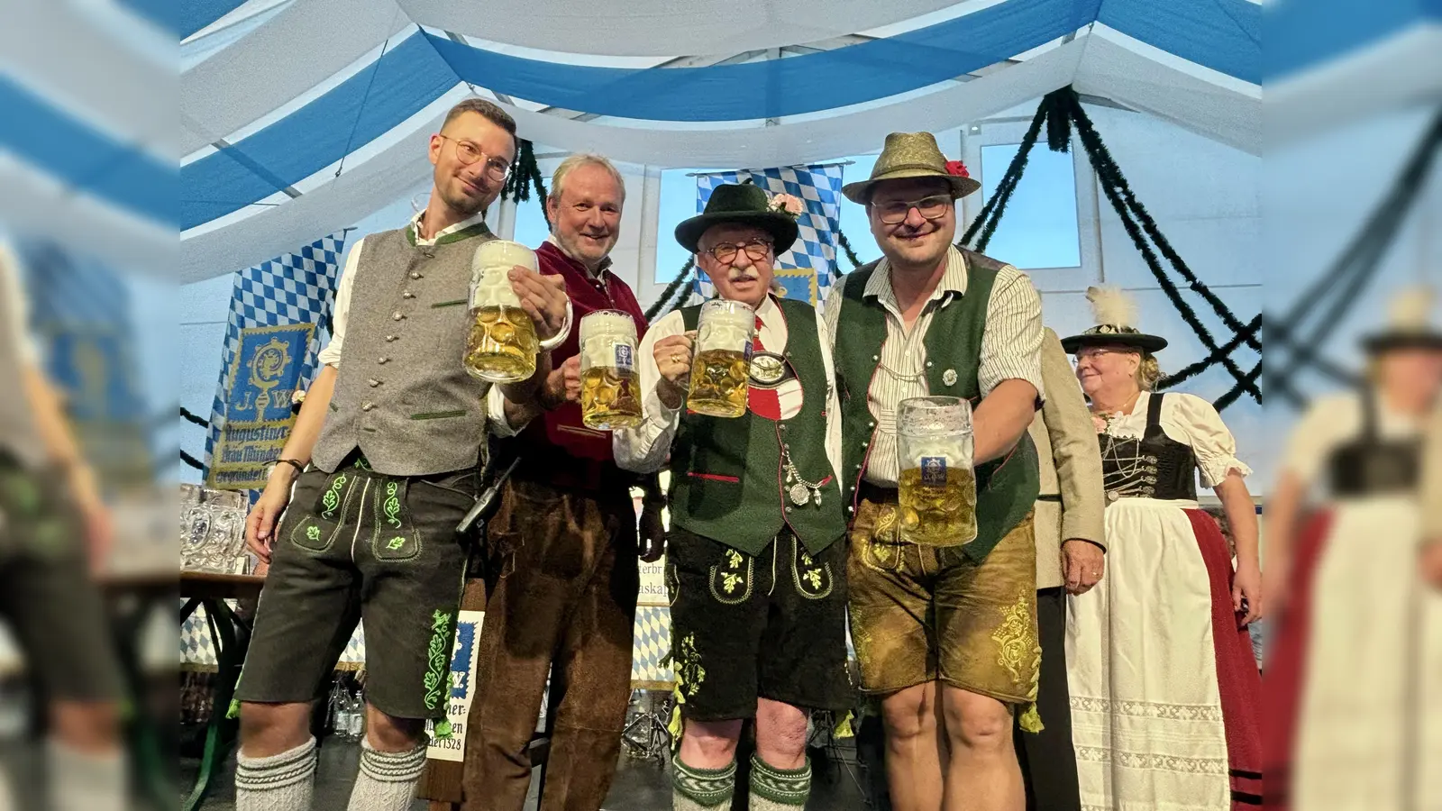 Festwirt Michael Lautenbacher, Norbert Brüggen von der Augustiner Brauerei, Schirmherr Otmar Bernhard und Sebastian Kriesel (v.l.) nach dem Anstich am Eröffnungstag. (Foto: Ulrike Seiffert)