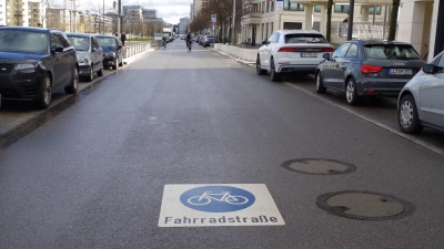 Die Erika-Mann-Straße ist bereits Fahrradstraße. Bürger wünschen sich nun zusätzliche Radständer, etwa auf Höhe der Hausnummer 69 und 61. (Foto: Beatrix Köber)