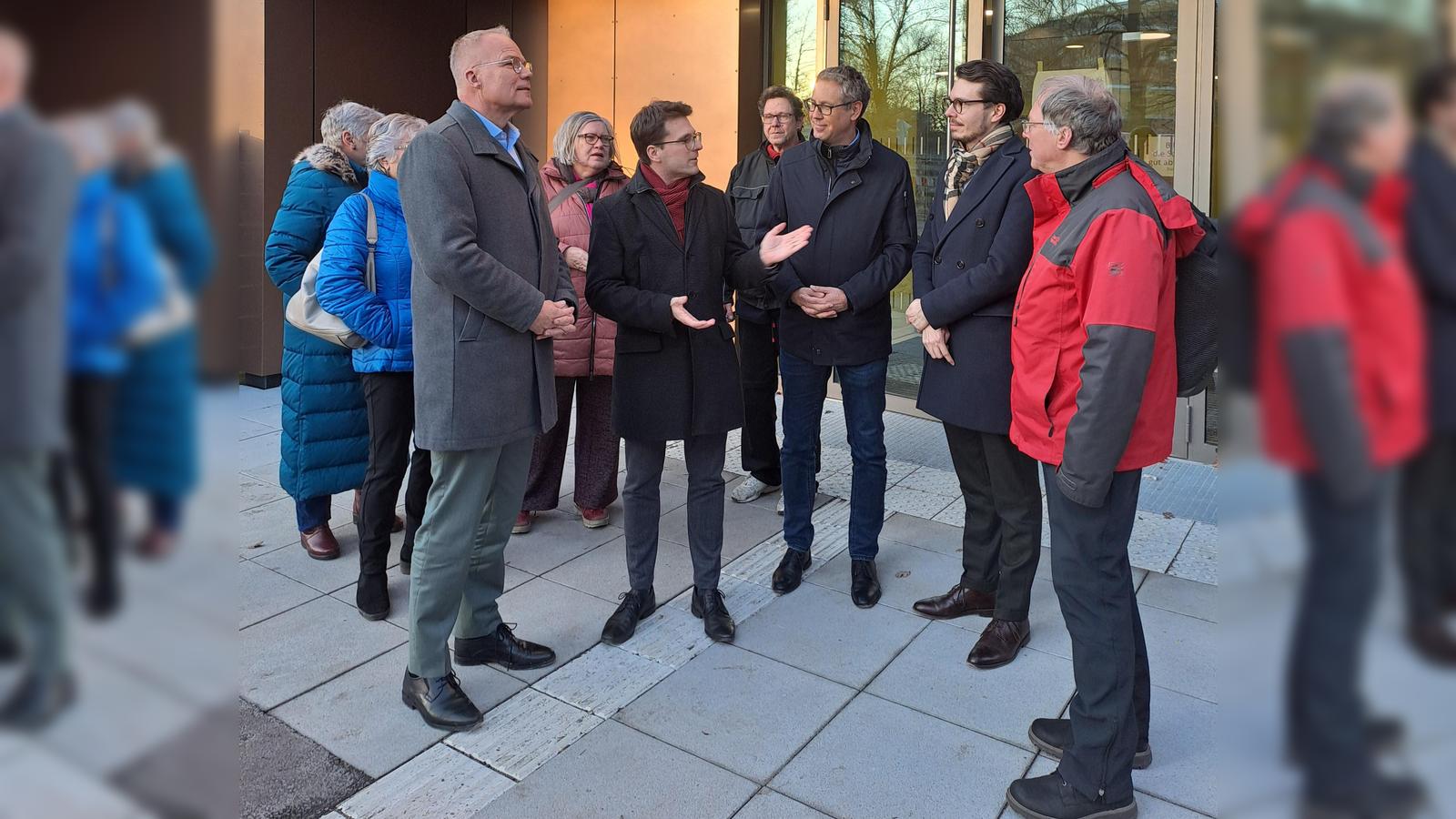 Matthias-Miersch-und-Michael-Schrodi-besichtigen-neue-Sporthalle