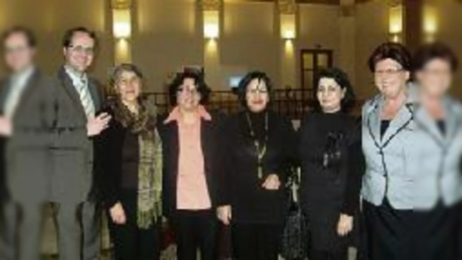 Vereinsvorsitzende Dr. Mahbuba Maqsoodi (2.v.l.) mit ihren Vorstandsmitgliedern und Landtagspräsidentin Barbara Stamm (ganz rechts) und MdL Markus Rinderspacher  ((li.).F.: Priv.)