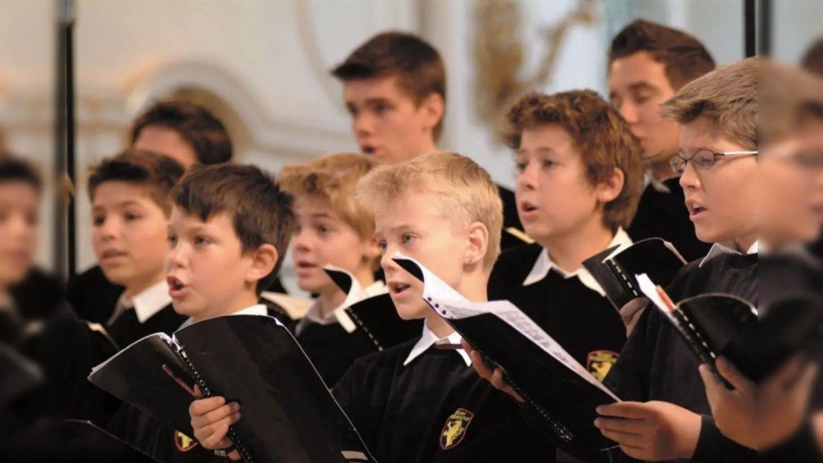 Der Tölzer Knabenchor stimmt die Konzerbesucher auf die Weihnachtszeit ein. (Foto: Tölzer Knabenchor)