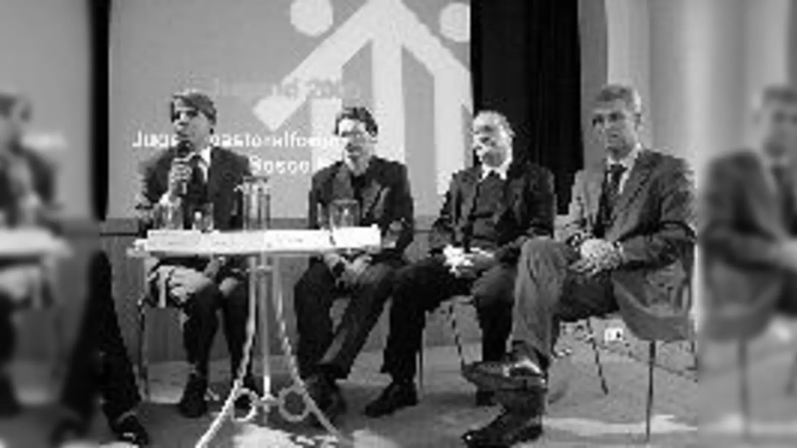 Ernste Gesichter beim Jugendpastoralforum, auch wenn die Experten auf dem Podium die Jugend von heute positiv sahen.	 (Foto: VA)