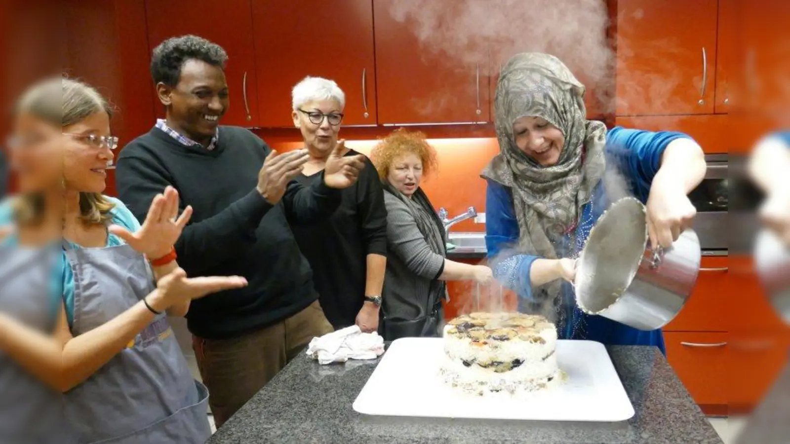 Gelungen! Beim gemeinsamen Kochevent gab es das traditionelle palästinensische Gericht „Maglube“ (Reistorte mit Auberginen, Nüssen und Fleisch). (Foto: Isabella Femia)