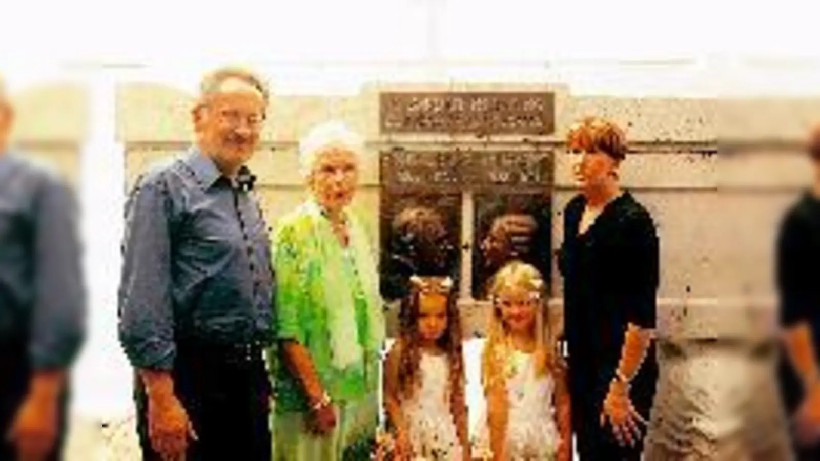 Oberbürgermeister Christian Ude, Gertraud Line Borst und Bildhauerin Marlene Distler (v.li.) vor dem Relief, das an die beiden Erbauer der Borstei, Erna und Bernhard Borst, erinnern  (soll.Foto: ta)