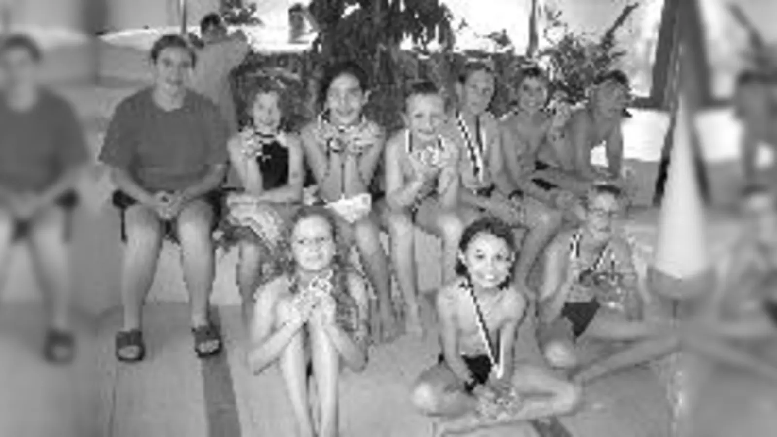 Gut abgeschnitten haben Elisabeth Neumann, Dennis Ehrer, Dominik Jelinek (vorne, v. li.), Vanessa Buchweitz, Theresa Srb, David Grüner, Maximilian Bollwein, Dennis Cvorak und Daniel Ziegler (hinten, v. li.) mit Trainerin Franziska Riedel (li.).	 (Foto: Vere)