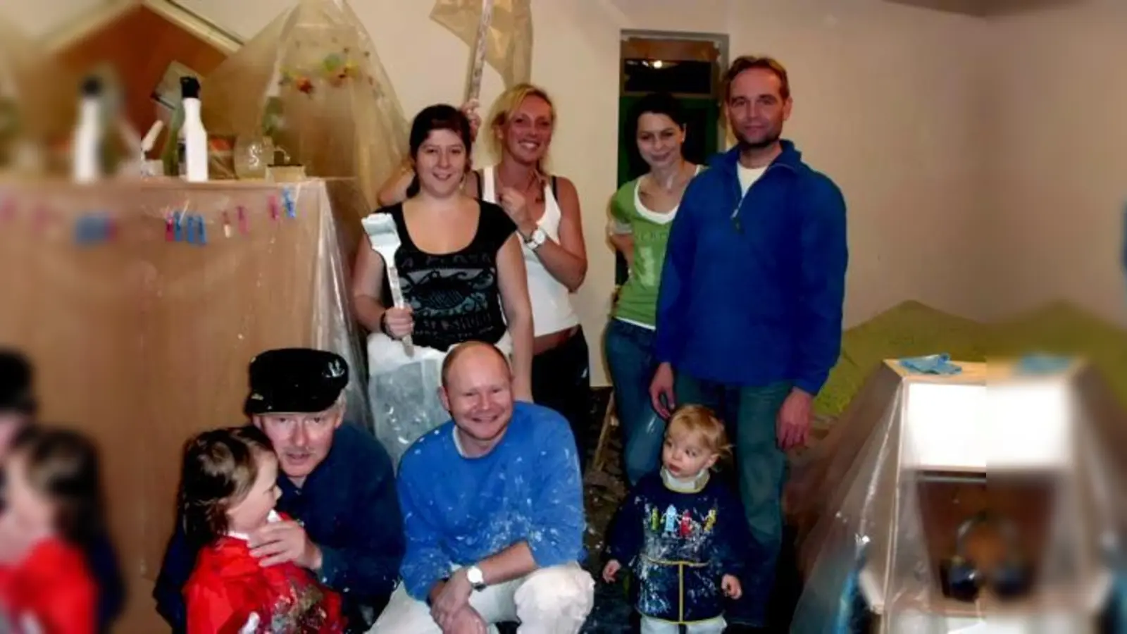 Das Malerteam mit Krippenleitung Marika Mayr (stehend links) und Malermeister Michael Franzke (unten Mi.).	 (Foto: VA)