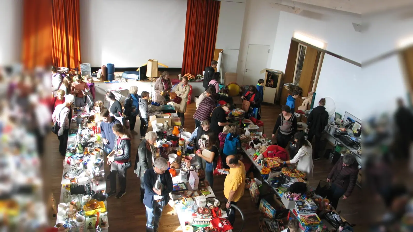 Am Sonntag ist wieder Umsonstmarkt in St. Emmeram - diesmal natürlich mit Abstand und Maske. (Foto: VA)
