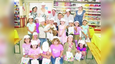 Hatten riesigen Spaß: (V.l.) Die Erzieherinnen Leman Örkmen und Diana Tiersch HIT-Mitarbeiterin Gabriele Zapf, Marktleiter Mustafa Altundal, HIT-Mitarbeiterin Charlotte Schwegler, die stellv. Kindergartenleiterin Ines Walz und die Kinder des AWO Kindertageszentrums KITZ Moosach, die jeweils eine Schirmmütze, eine mit Malbuch, Apfel und Spielkarten gefüllte HIT-Tasche und eine HIT-Urkunde erhielten. (Foto: pi)