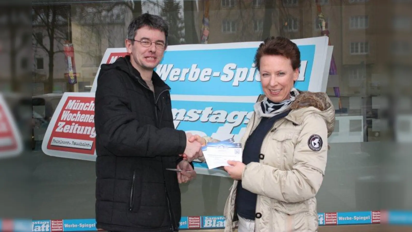 Johannes Beetz (Münchner Wochenanzeiger) überreicht die beiden Champions-League-Karten an Gewinnerin Britt Rainer. (Foto: ktm)