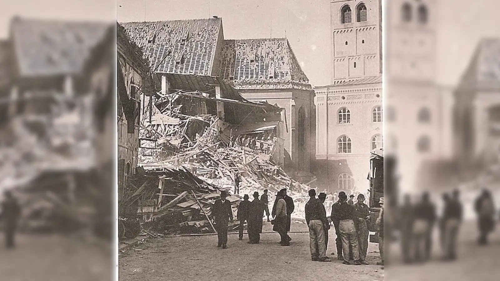 Am Tag nach dem Luftangriff: Erdinger begutachten die Schäden in der Friedrich-Fischer-Straße. Der Lexbau wurde zerstört.	 (Foto: VA)