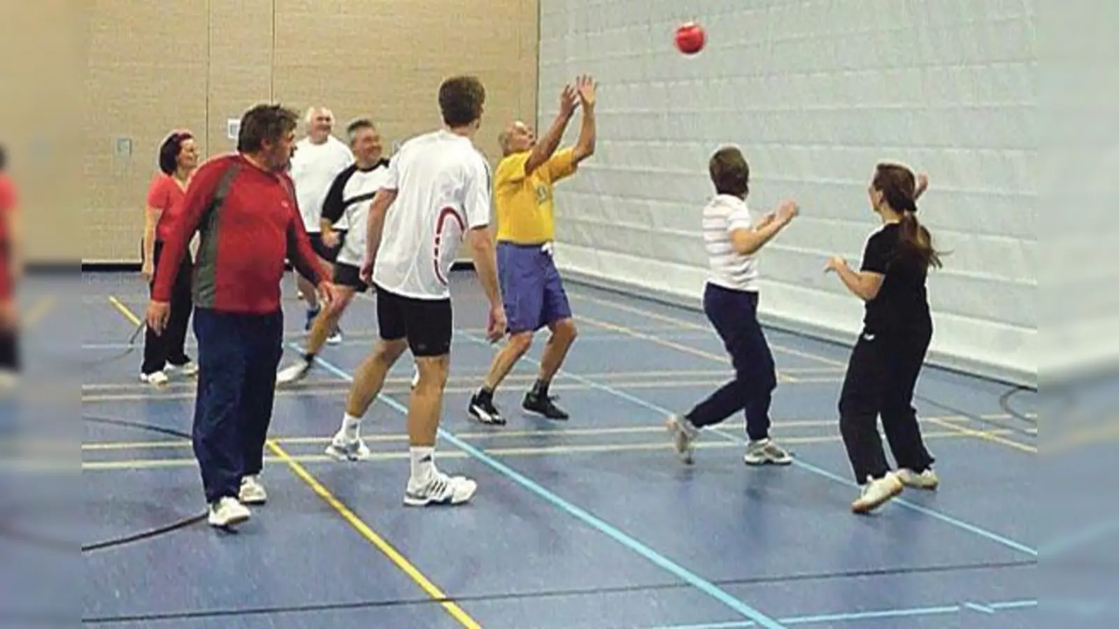 Auch mit Ballspielen kann man sich fit machen für die Skisaison.	 (Foto: VA)