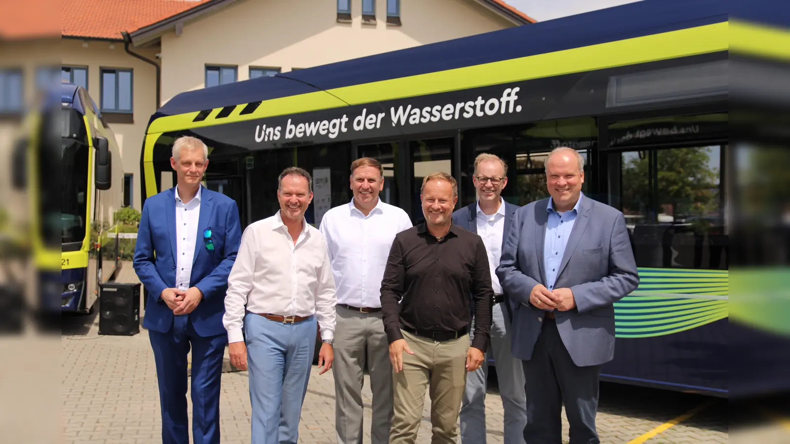 Die Landräte Robert Niedergesäß (3. v. r.) und Christoph Göbel (r.) mit den Busunternehmern Josef Ettenhuber und Martin Geldhauser (2. und 3. v. l.) sowie Dr. Tobias Brunner (Geschäftsführer Hy2B, l.) und MVV-Geschäftsführer Dr. Bernd Rosenbusch bei der Vorstellung der neuen Brennstoffzellen-Busse. (Foto: LRA )