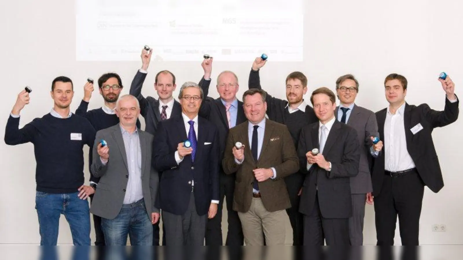 Sie machen mit,  v. l.:  Tobias Wagner, TU München, Ignacio Farias, TU München, Ulf Hofmann, Securitas Alert Services, Gunnar Grün, Fraunhofer IBP,  Pedro Miranda, Siemens AG, Ulf Millauer , Münchner Gesellschaft für Stadterneuerung, Josef Schmid, 2. Bürgermeister , Christian Schwingenschlögl, Siemens AG, Florian Bieberbach, Stadtwerke München, Wolfram Scholl, G5 Partner, Georgi Georgiev, Fraunhofer IBP. (Foto: Andreas Hedergott/ Landeshauptstadt München)