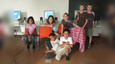 Stolz auf ihren „Computerführerschein“ sind (von links) Abitha Jayamohan, Melina Bregenzer, Sophie Karrasch, Maximilian Schmid, Bernhard Forster und (vorne) Jean-Morris Biramah sowie Gabriel Rosenberger. Beim Fototermin nicht dabei, aber beim Kurs auch erfolgreich waren Zoe Green und Ali Boraze. (Foto: Schraft)