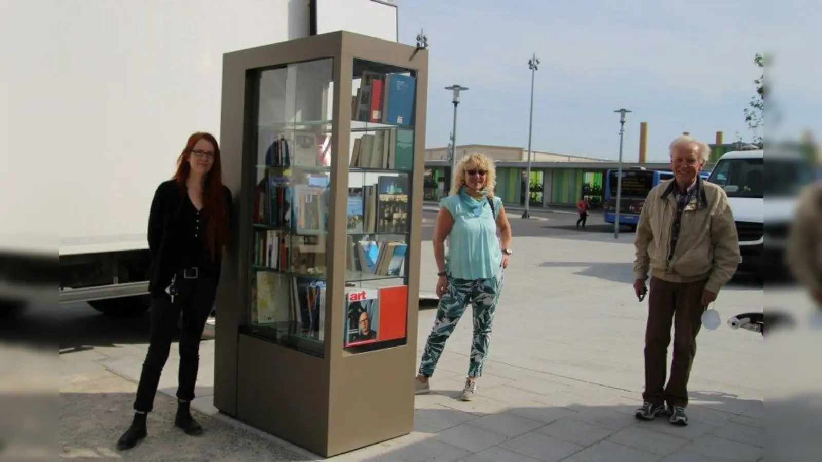 Katja Heinze, Standortleiterin der Kolping Bildungsagentur in Allach, zusammen mit Gabriele Hartdegen und Fritz Schneller vom Bezirksausschuss Allach-Untermenzing (BA 23) am Bücherschrank. (Foto: sb)