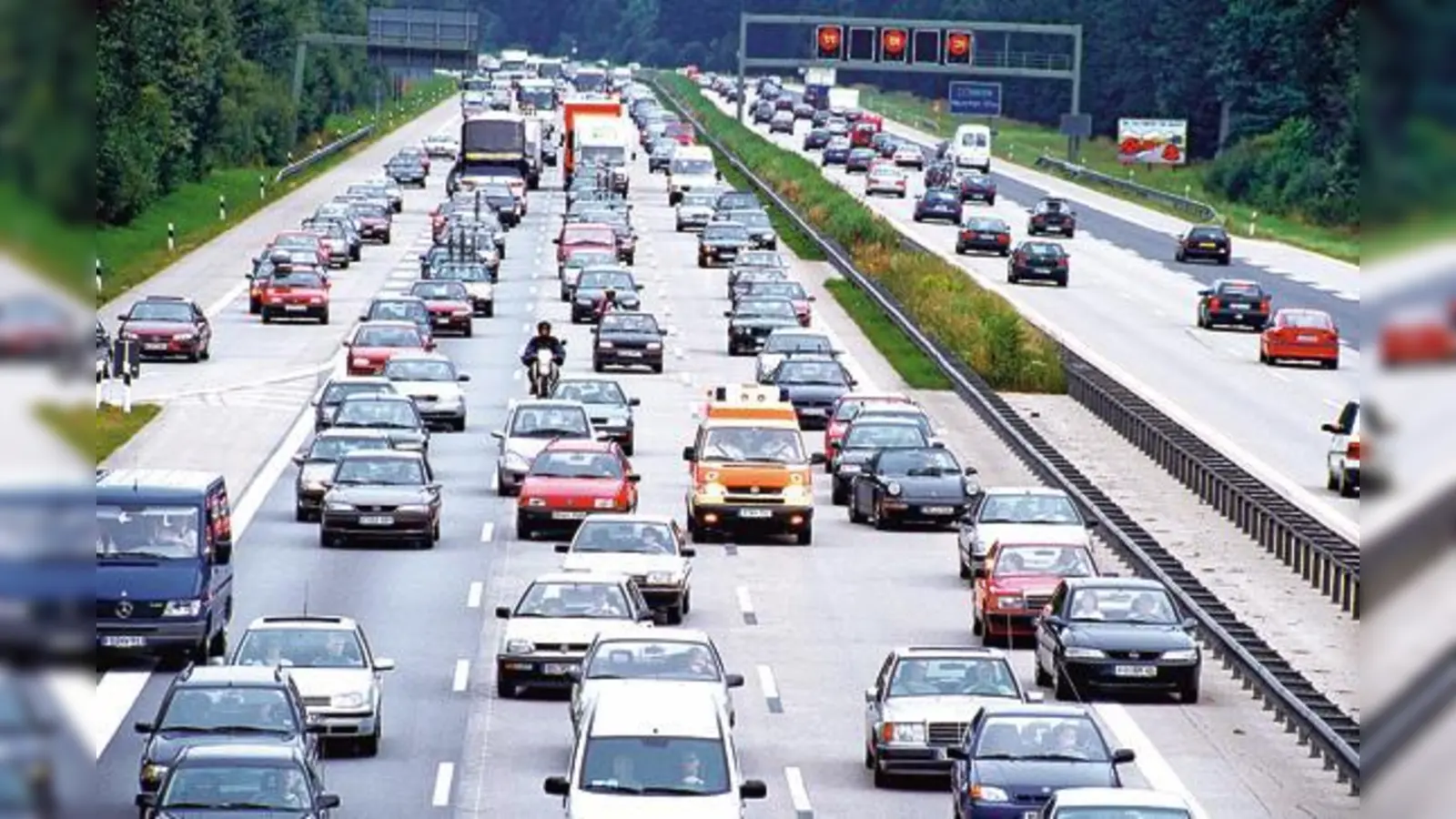 Für Einsatzfahrzeuge von Polizei, Feuerwehr und Rettungsdienste gelten Sonderrechte. So müssen Autofahrer unbedingt Platz machen für eine Rettungsgasse.	 (Foto: ADAC)