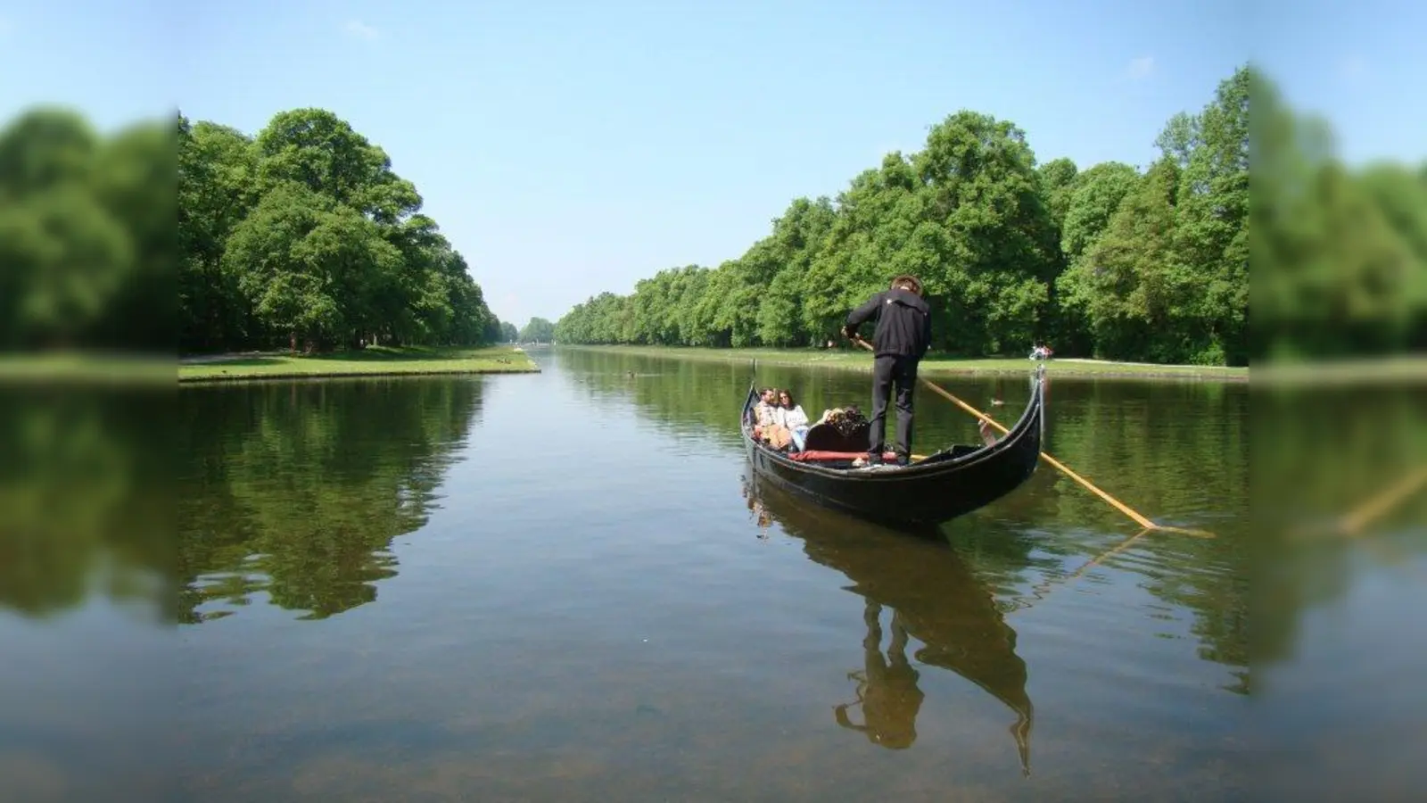 Mit echt venezianischer Rudertechnik werden die Gondeln durch den Mittelkanal geleitet. (Foto: pst)