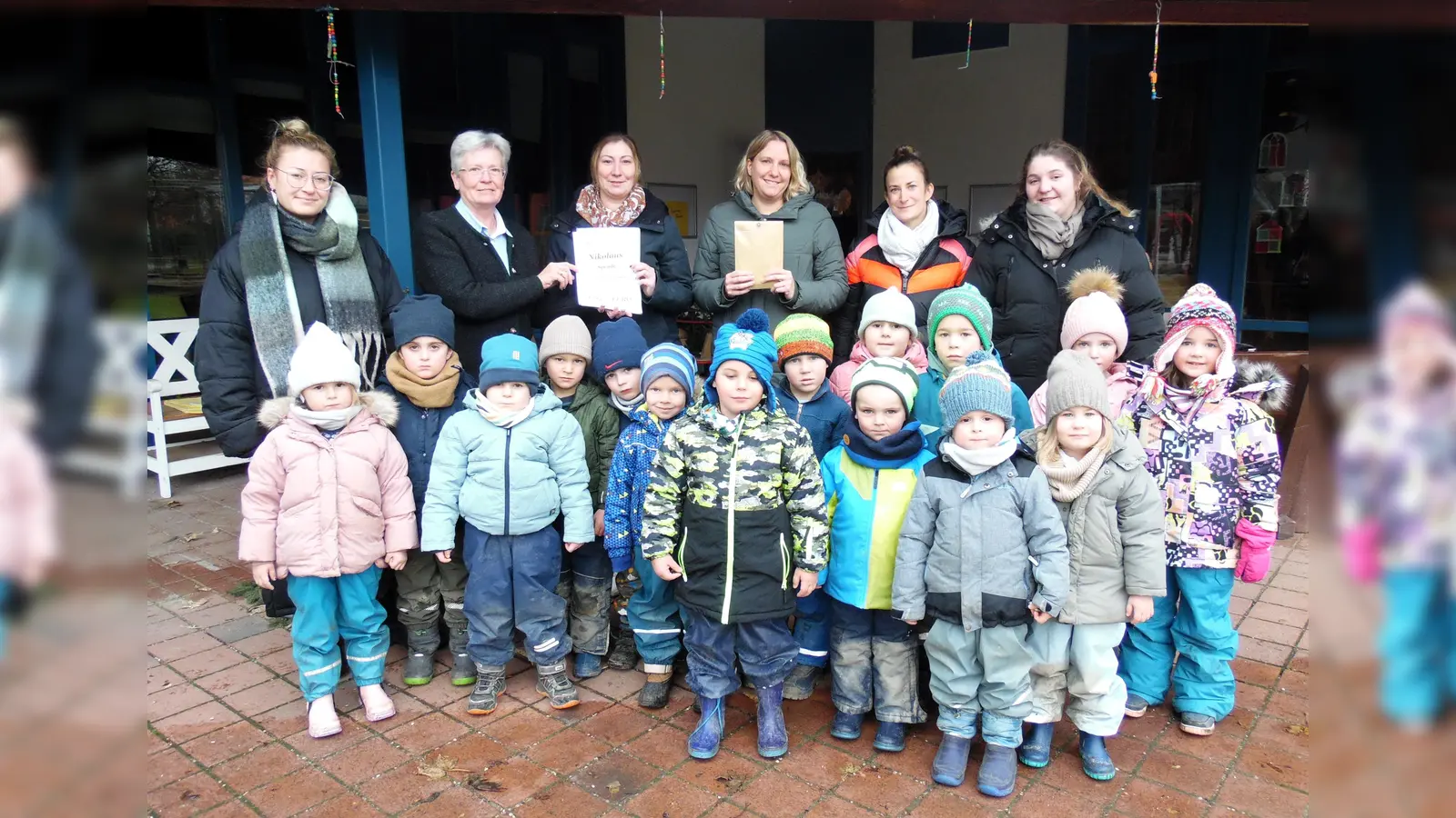 Große Freude herrschte beim Kindergarten über die Spende der fleißigen Helfer des Nikolauses. (Foto: Georg Rittler)
