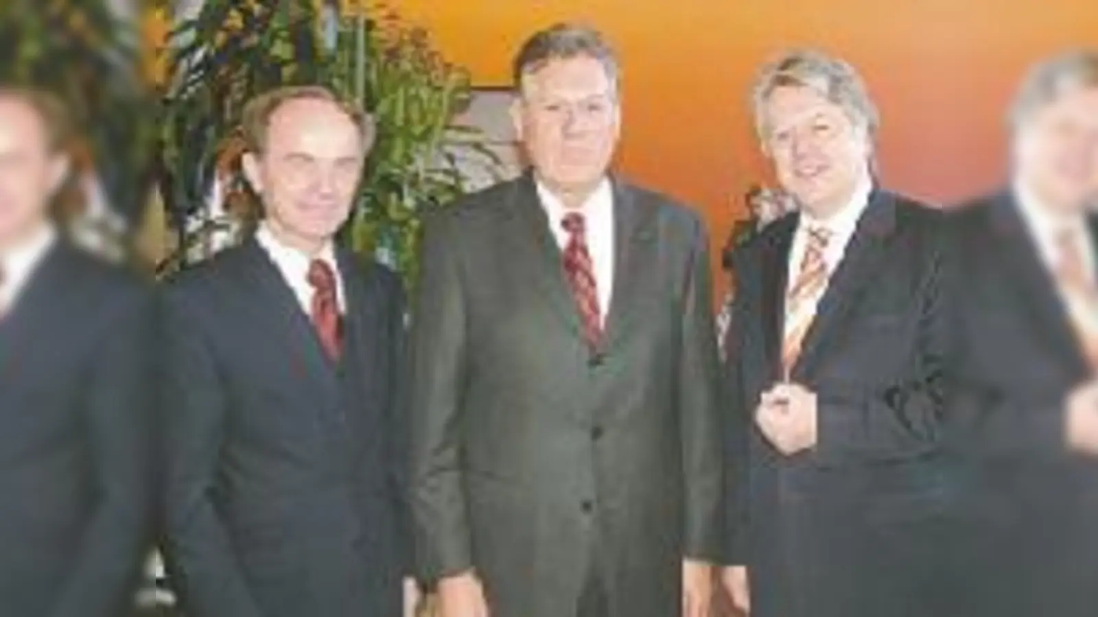Von  (Foto: ECE-Bereichsleiter Josef Schüller, Bundesminister für Wirtschaft und Technologie Michael Glos, Prof. Dr. Hans Gerhard Stockinger, MdL.)