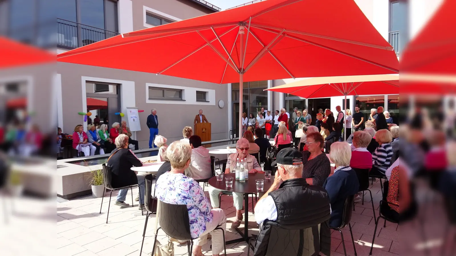 Zahlreiche Gäste versammelten sich beim Tag der offenen Tür im Haus der Generationen. Sie nahmen mit Begeisterung am bunten Programm teil. (Foto: Claus Schunk)