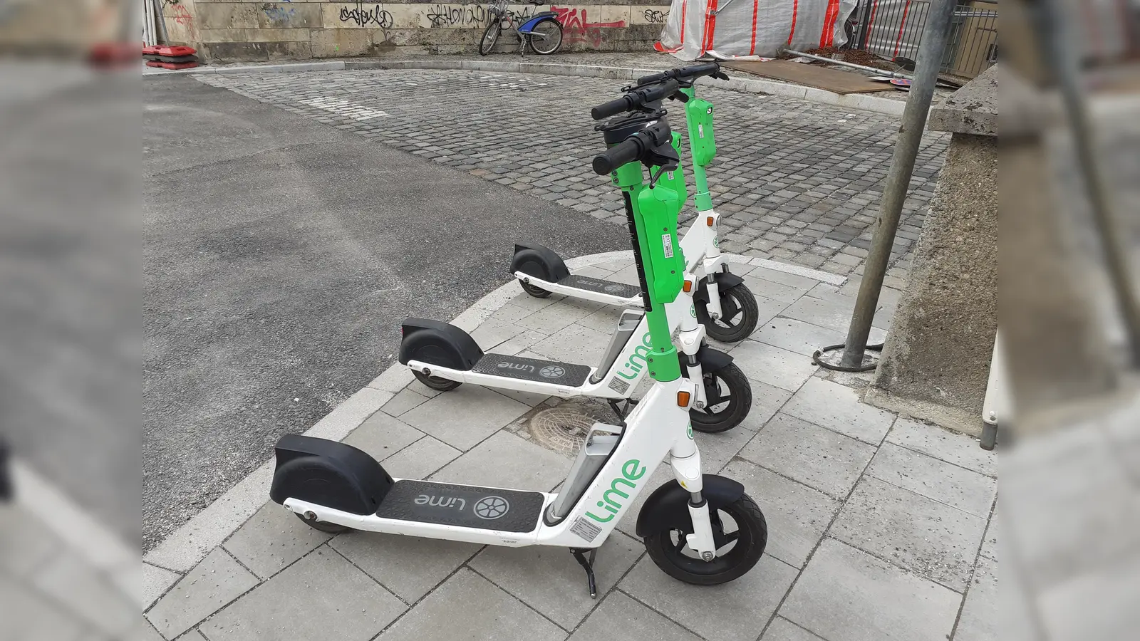 Noch bis zum Sonntag, 21. Juli, kann man sich an der Online-Umfrage beteiligen. Ziel ist es, die Bedürfnisse der Fußgänger im Zusammenhang mit abgestellten E-Rollern kennenzulernen. (Foto: mha)