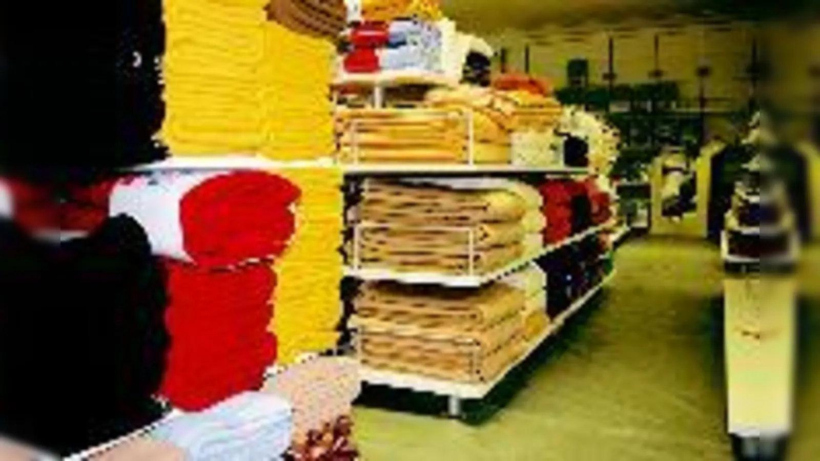 Die ersten neuen Verkaufsregale des Kaufhof im Olympia-Einkaufszentrum sind schon im Einsatz.	 (Foto: cr)