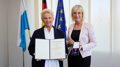 Lydia Staltner (links), die Gründerin der LichtBlick Seniorenhilfe, mit der Bayerischen Staatsministerin für Familie, Arbeit und Soziales, Ulrike Scharf, die der 63-Jährigen das Bundesverdienstkreuz überreichte. (Foto: StMAS/Schäffler)