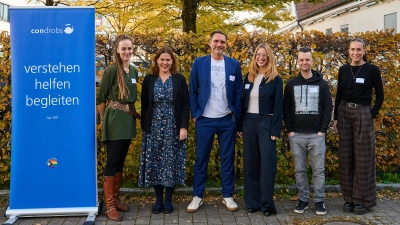 Freuen sich über „90 Jahre drauf &amp; dran”: Vanessa Cramer, Verena Dietl, Olaf Ostermann, Katrin Bahr, Patrick Jantscher, Elena Ruggeri (v. l.) (Foto: Florian Freund)