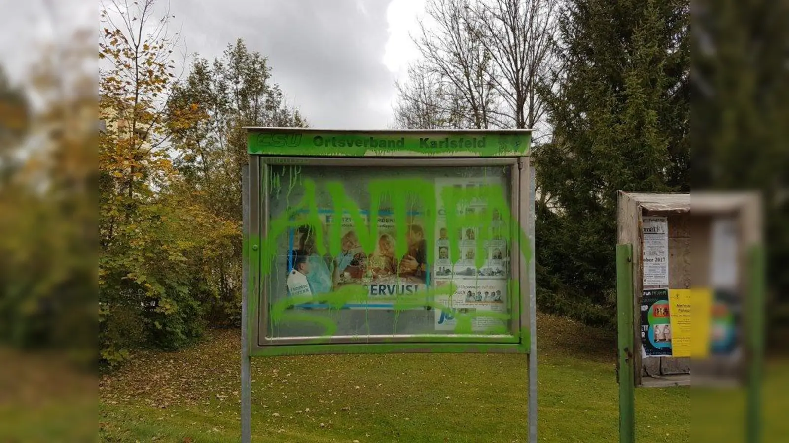 In der Osten- und der Wehrstaudenstraße (Foto) sind Schaukästen des CSU-Ortsverbandes Karlsfeld beschmiert worden. „Wir werden Anzeige gegen Unbekannt erstatten“, erklärt der Ortsvorsitzende Christian Bieberle. Er bittet auch die Bürger darum, sachdienliche Hinweise an die Polizei weiterzugeben. (Foto: CSU)