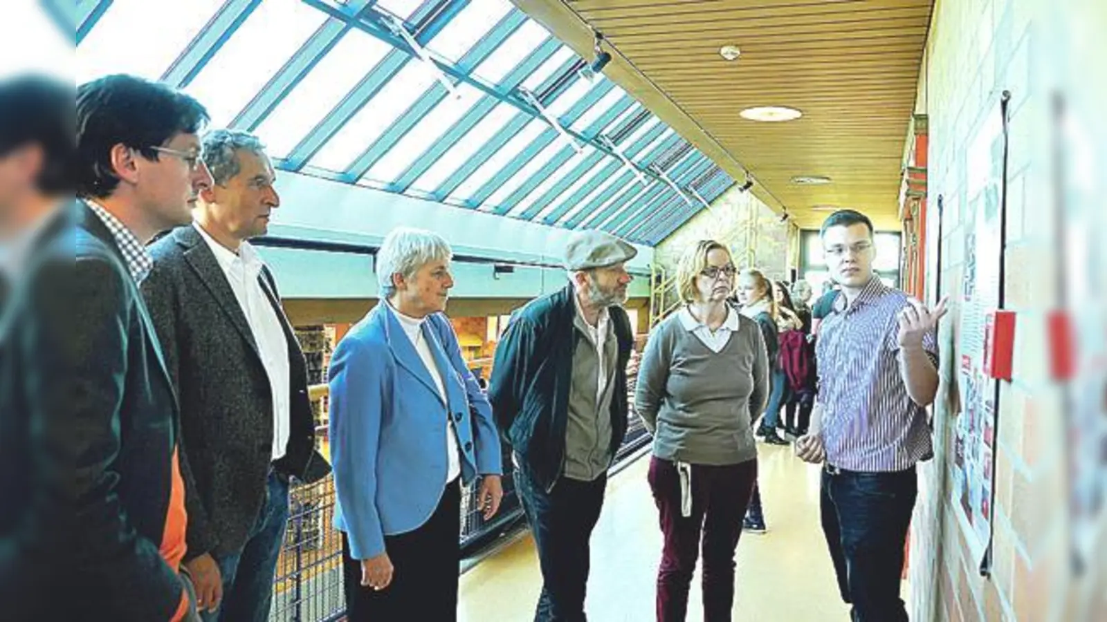 Die jungen Ausstellungsbegleiter kamen beim Eröffnungspublikum gut an. 	 (Foto: VA)