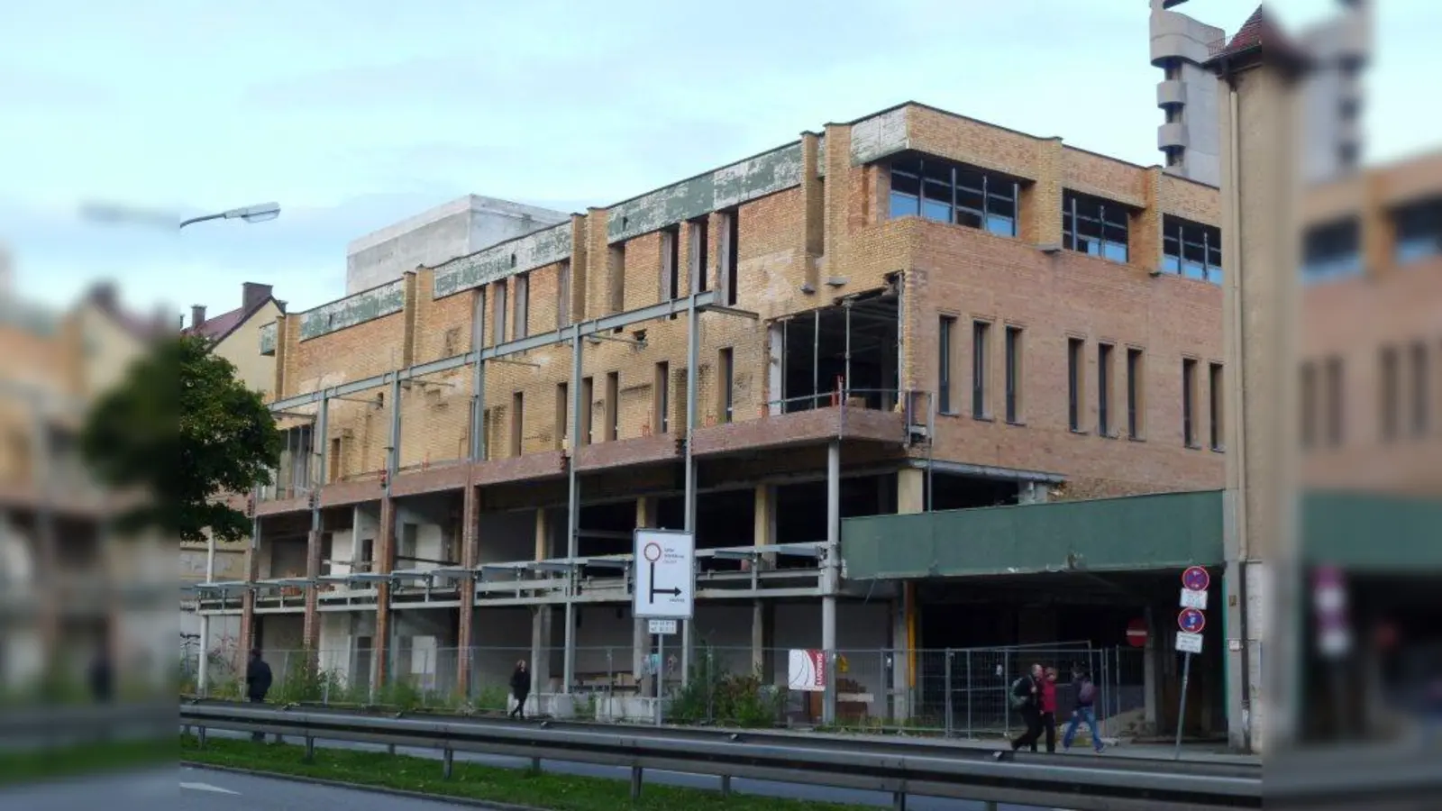 Mit einem neuem Eigentümer könnte aus der Bauruine wieder ein ansehnliches Geschäftshaus werden, darauf hofft die Laimer Bürgerschaft. Ob sich mit der „Fürst 21 GmbH” als neuem Besitzer dieser Wunsch erfüllen wird, bleibt abzuwarten. (Foto: BK)