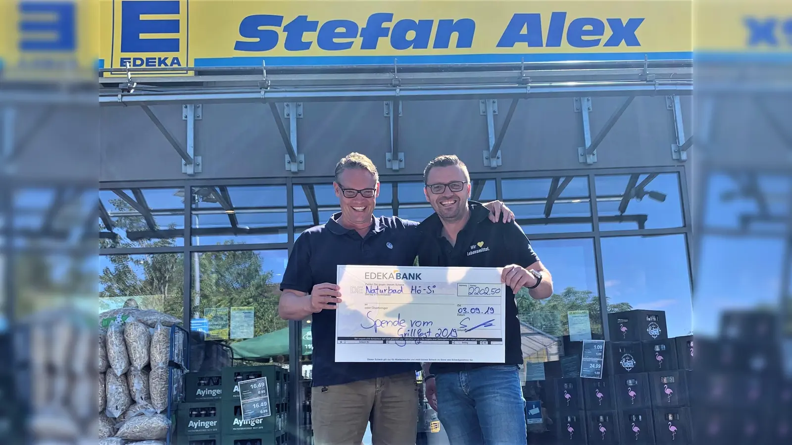 Arno Rieck bedankte sich ganz herzlich für die großzügige Spende von Stefan Alex für das Projekt Naturbad. (Foto: VA)