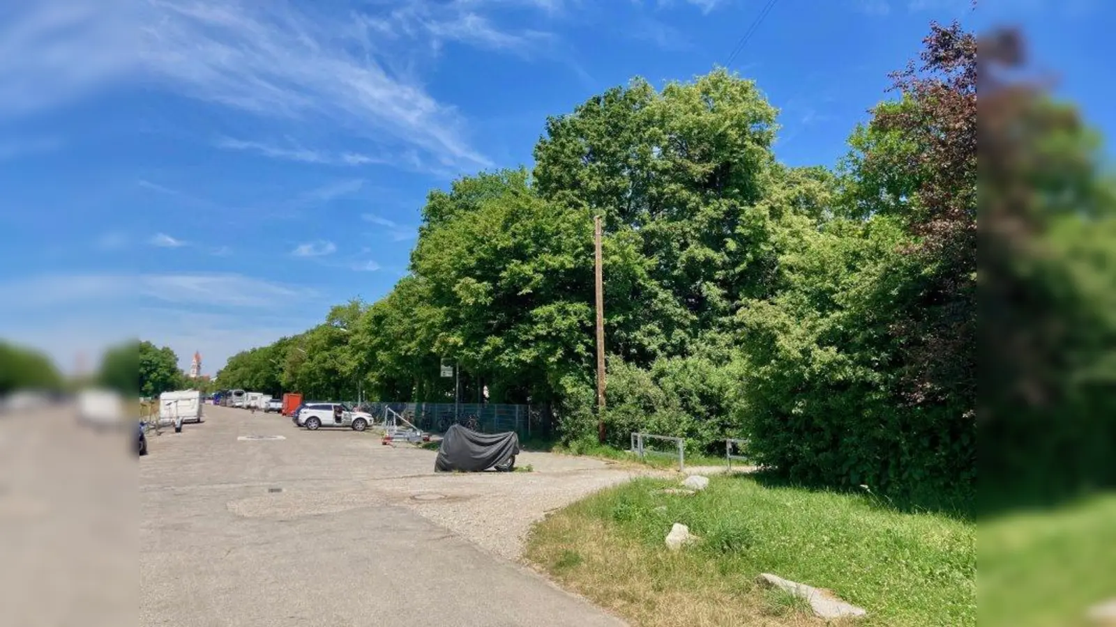 Grillen in Pasing? Vielleicht ist das auf der so genannten Schwedenwiese möglich, meint der Bezirksausschuss. Denn das Gelände zwischen Silberdiestelstraße und Westbad würde sich hervorragend eignen. Im Bild rechts der Eingang zu den weitläufigen Grünanlagen. (Foto: us)