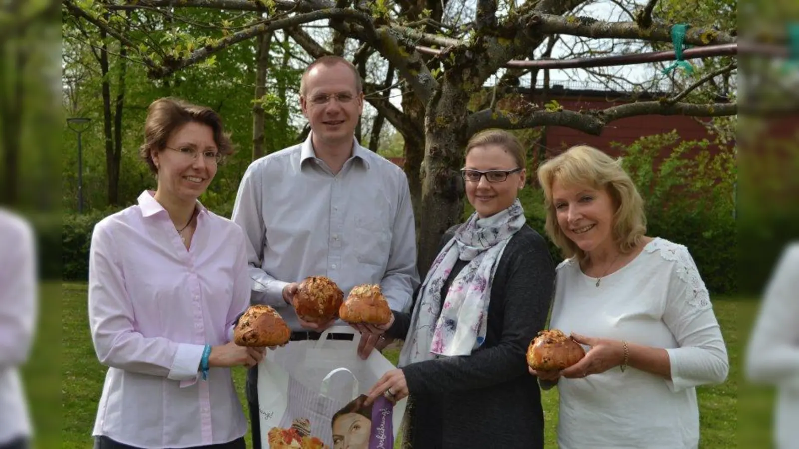 Im Pfarrverband Laim in der Siglstr. 12 freuten sich v.l. Sabine Keller (Pastoralreferentin), Pfarrer Ralph Regensburger (Ansprechpartner Zwölf Apostel), Verena Wenzl (Pfarrsekretärin) und Renate Steinleitner (Pfarrsekretärin) über die Osterfladen. (Foto: ve)