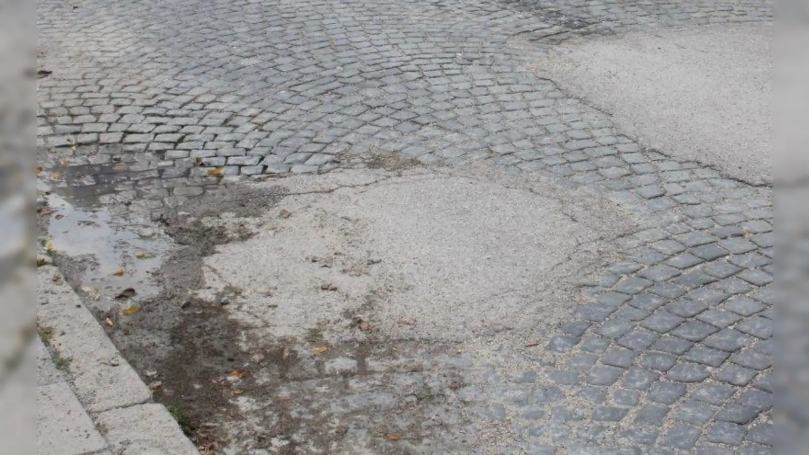Nur notdürftig behoben sind die vielen Straßenschäden im Quartier rund um die Menaristraße. (Foto: bb)