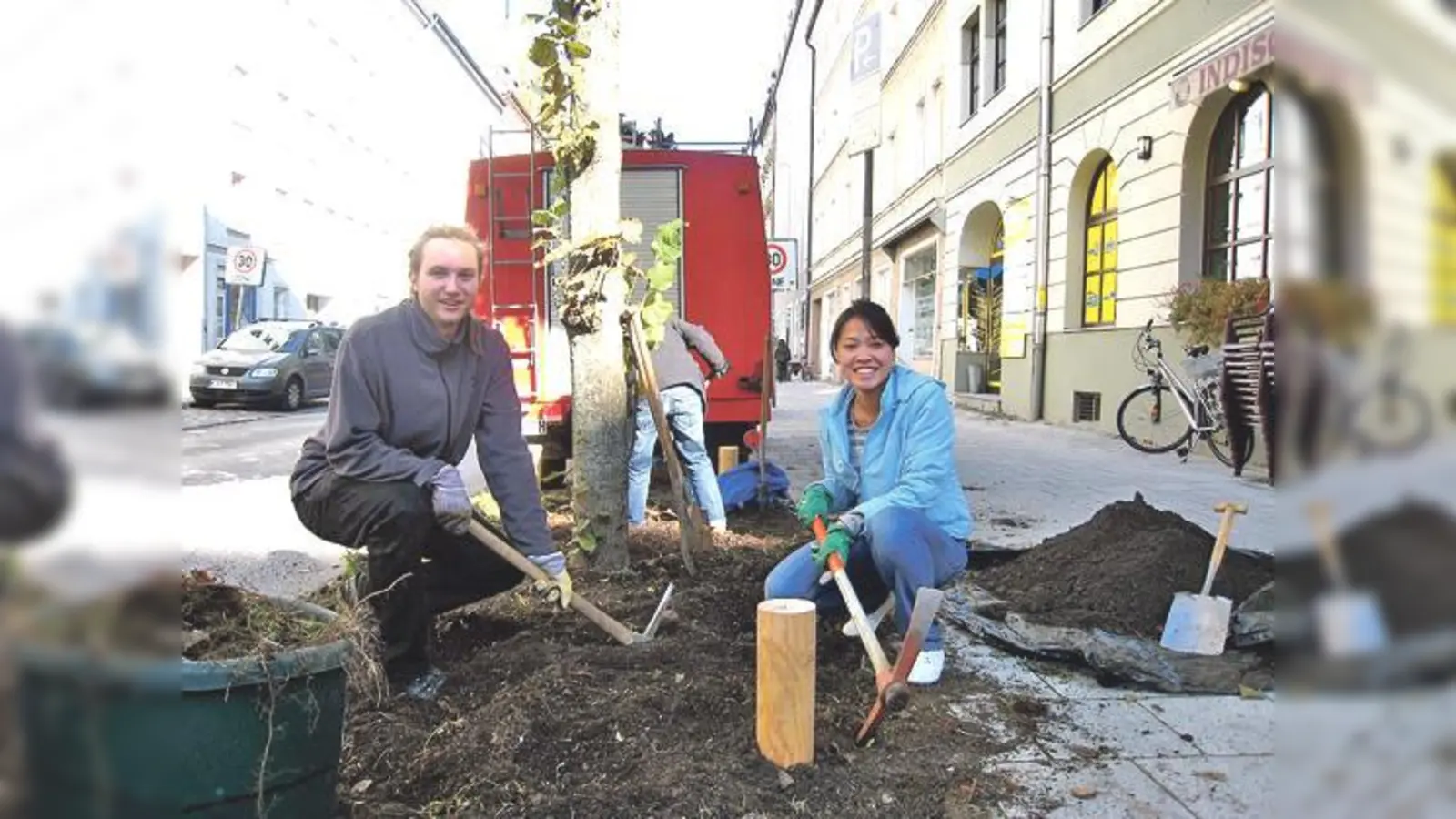 Mit »Aspirin« ein noch schöneres Haidhausen: Die Grünpaten beim Rosen pflanzen.	 (Foto: Greencity)