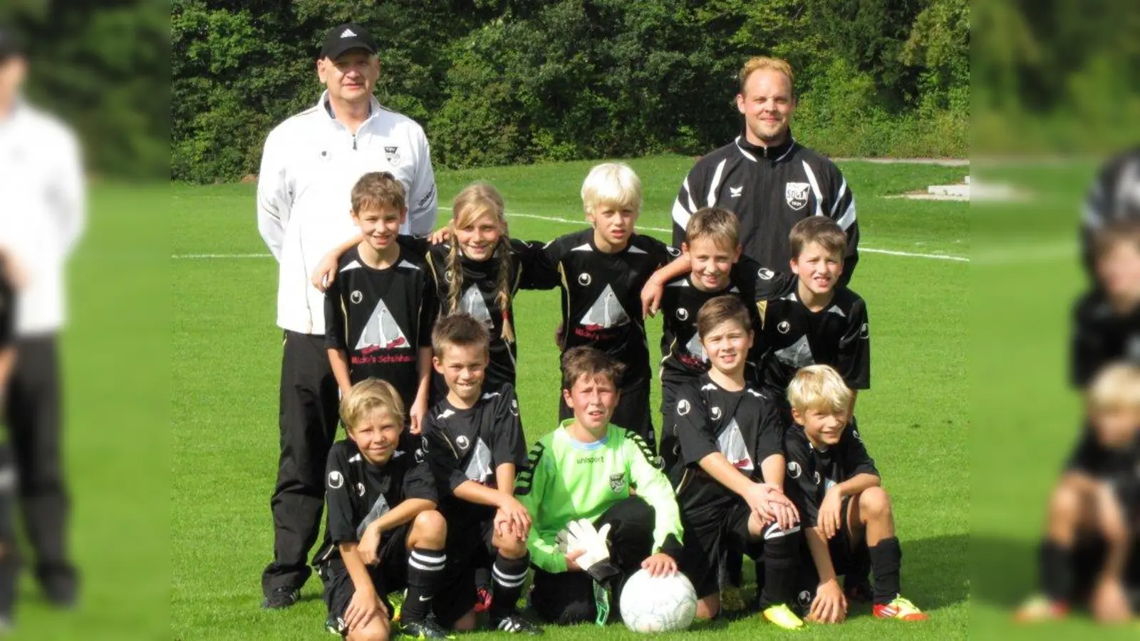 Die E4-Junioren des TSV Solln: Wojtek Marmol, Thea Schulze Forsthövel, Moritz Elsässer, Anton Graf, Johannes Campe (Reihe 2 von links), Florian Graser, Felix Petersen, Christoph Günther, Lejs Dedic und Maximilian Teich (unten von links). Trainer: Donath Schuster und Sebastian Hargesheimer (hinten rechts). (Foto: TSV)