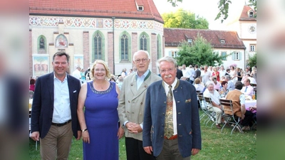 Stadtrat Josef Schmid (OB-Kandidat), Bezirksrätin Barbara Kuhn, MdB Hans-Peter Uhl und MdL Otmar Bernhard (von links) luden zum Sommerempfang ein. Im Hintergrund: die Schlosskapelle Hl. Dreifaltigkeit, die 1488 erbaut wurde und seither nahezu unverändert blieb. (Foto: job)