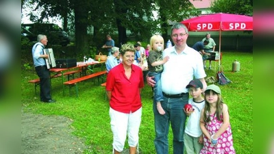 (V.l.) Christiane Schenk, Vorsitzende der SPD Allach-Untermenzing, begrüßte zum Sommerfest auch Stadtrat Christian Müller. Seine Kinder Felix (2), David (7) und Anna (5) weihten den neuen Basketballplatz auf dem ehemaligen Badglände ein. (Foto: ls)