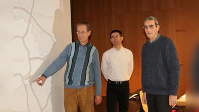 Grünzug-Mitglieder Joachim Bender, Herbert Stepp und Burkhard Gagzow (v.l.) erklärten und kommentierten die Machbarkeitsstudie. (Foto: US)