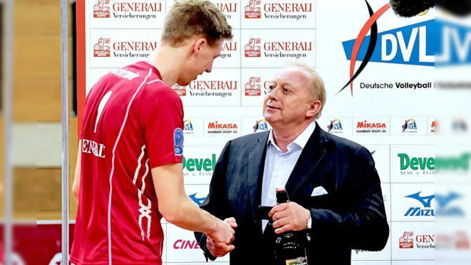 Der wertvollste Spieler der Begegnung, Max Günthör, erhält die Glückwünsche vom bekanntesten Zuschauer der Begegnung, Alfons Schuhbeck.	 (Foto: Verein)