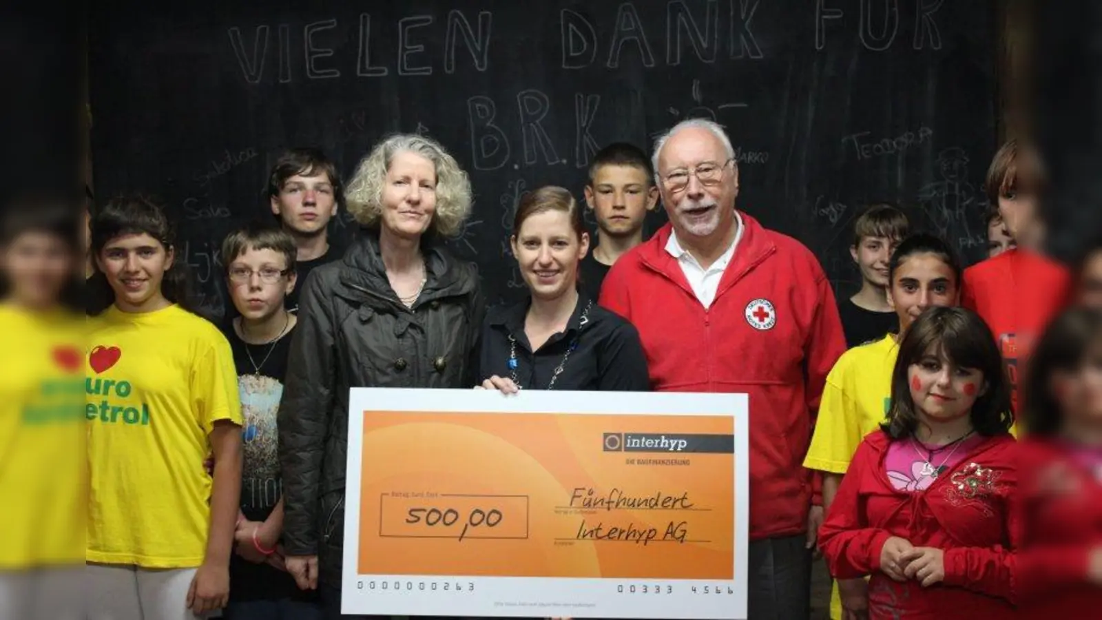 Ferienerholung für bedürftige Kinder: Peter Klapper, Leiter der BRK-Kleiderkammer in Allach, zusammen mit Marion Ivakko (li.), stellvertretende Geschäftsführerin des BRK-Kreisverbandes München, und Ulrike Blank, Teamleiterin Finanzberatung der Firma Prohyp GmbH bei der Scheckübergabe. (Foto: pi)