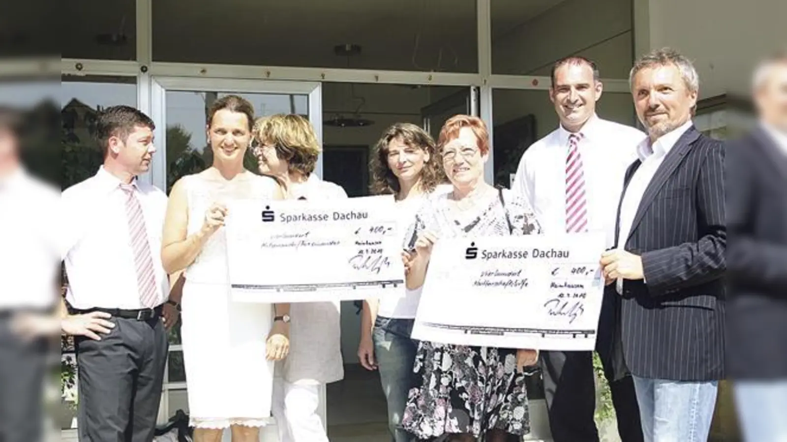 (V.l.): Haimhausens Bürgermeister Peter Felbermeier, Andrea v. Haurel, Angeloka Goldfuß, Karolina Pavic , Gertraud Dettenkofer, Ernst Ewald und Josef Sebastian Portenlänger.  (Foto: Nefzger)