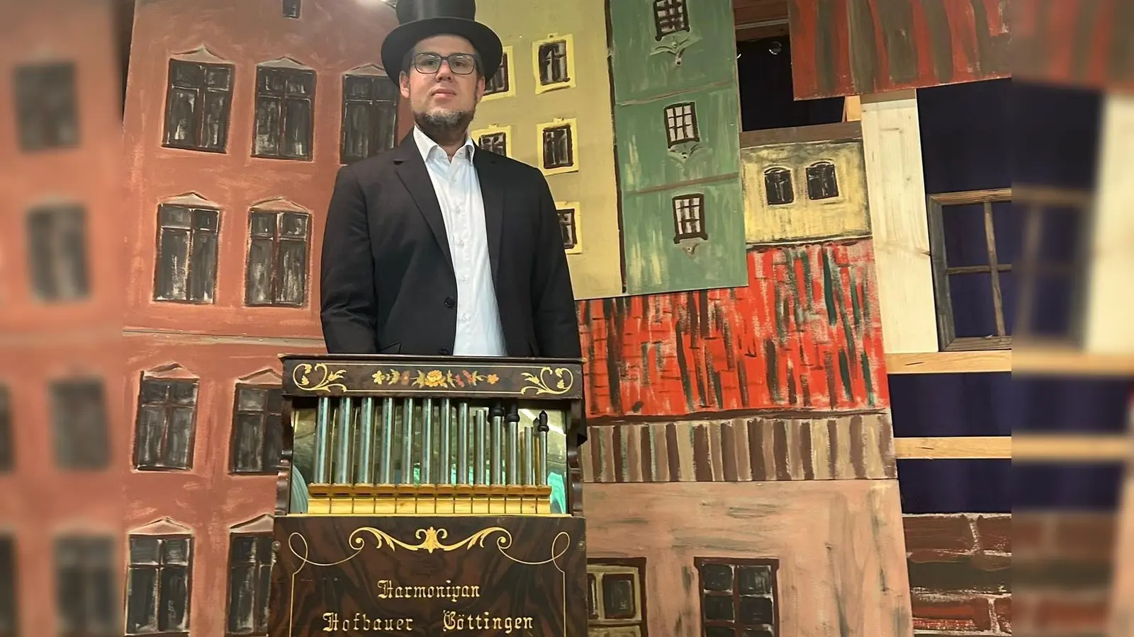 Nur der böse Leierkastenmann Brundibár tritt als Erwachsener auf. (Foto: Pfarrverband Moosach-Olympiadorf)