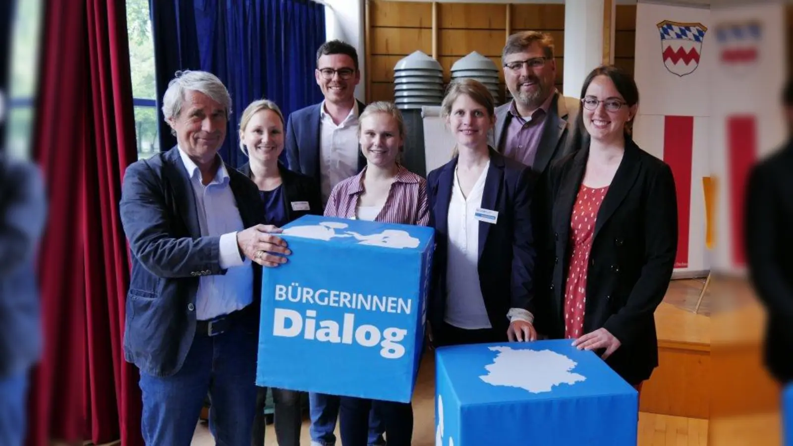 Haben mit Bürgern über die Zukunft des Radverkehrs im Landkreis Dachau diskutiert (von links): Prof. Dr. Heiner Monheim (Mobilitätsexperte), Sabrina Perlitius (Verkehrsplanerin, PGV Alrutz), Florian Haas (Kreisentwicklung, Landkreis Dachau), Julia Hauser (Verkehrsplanerin, PGV Alrutz), Svenja Schreiber (Verkehrsplanerin, Inovaplan) Landrat Stefan Löwl und Eva Mast (Verkehrsplanerin, topplan). (Foto: Silke Lein/LRA Dachau)